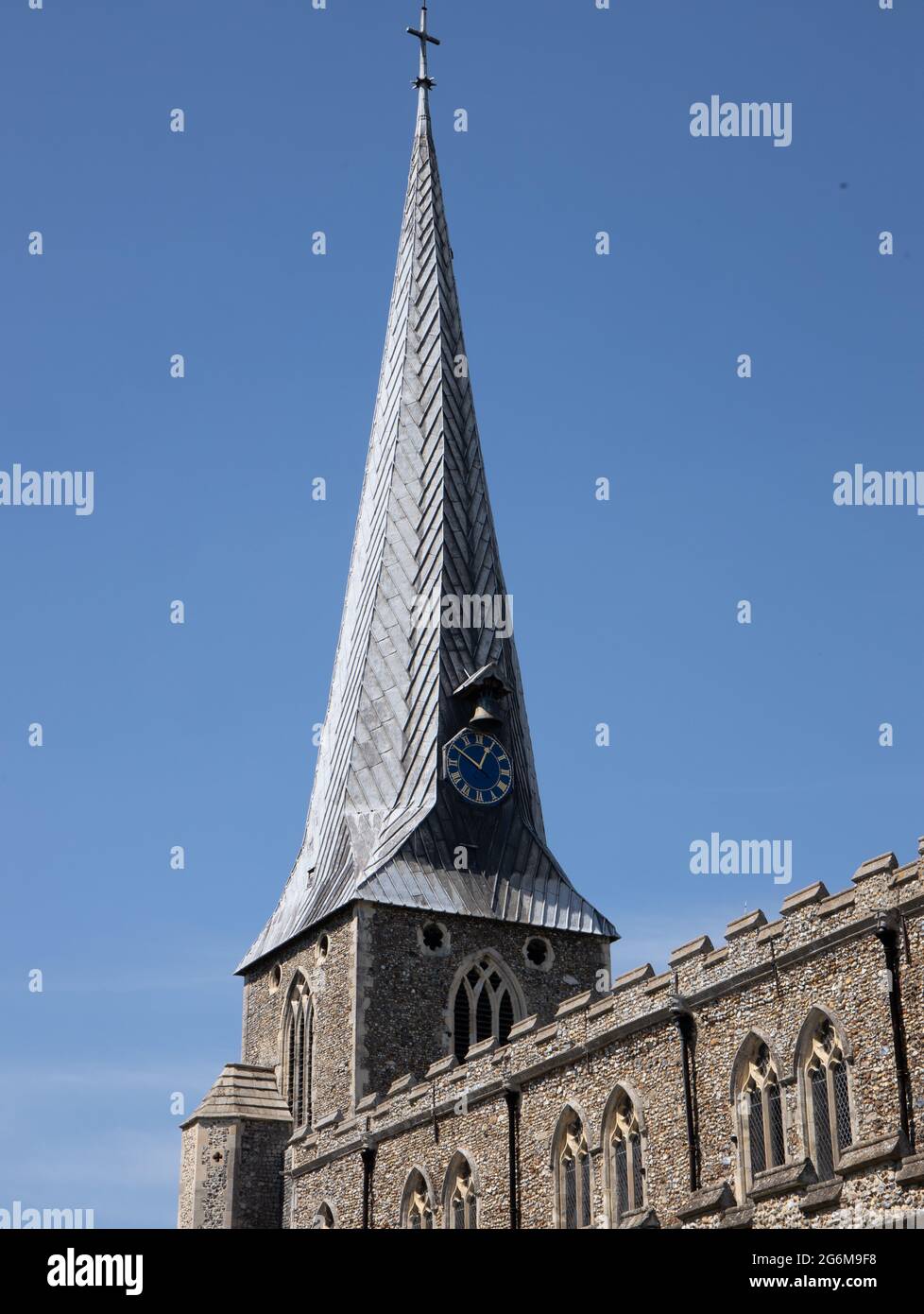 Der mittelalterliche Holz- und Bleiturm, die Uhr und die Glocke der St. Mary's Kirche in Hadleigh, Suffolk, England Stockfoto