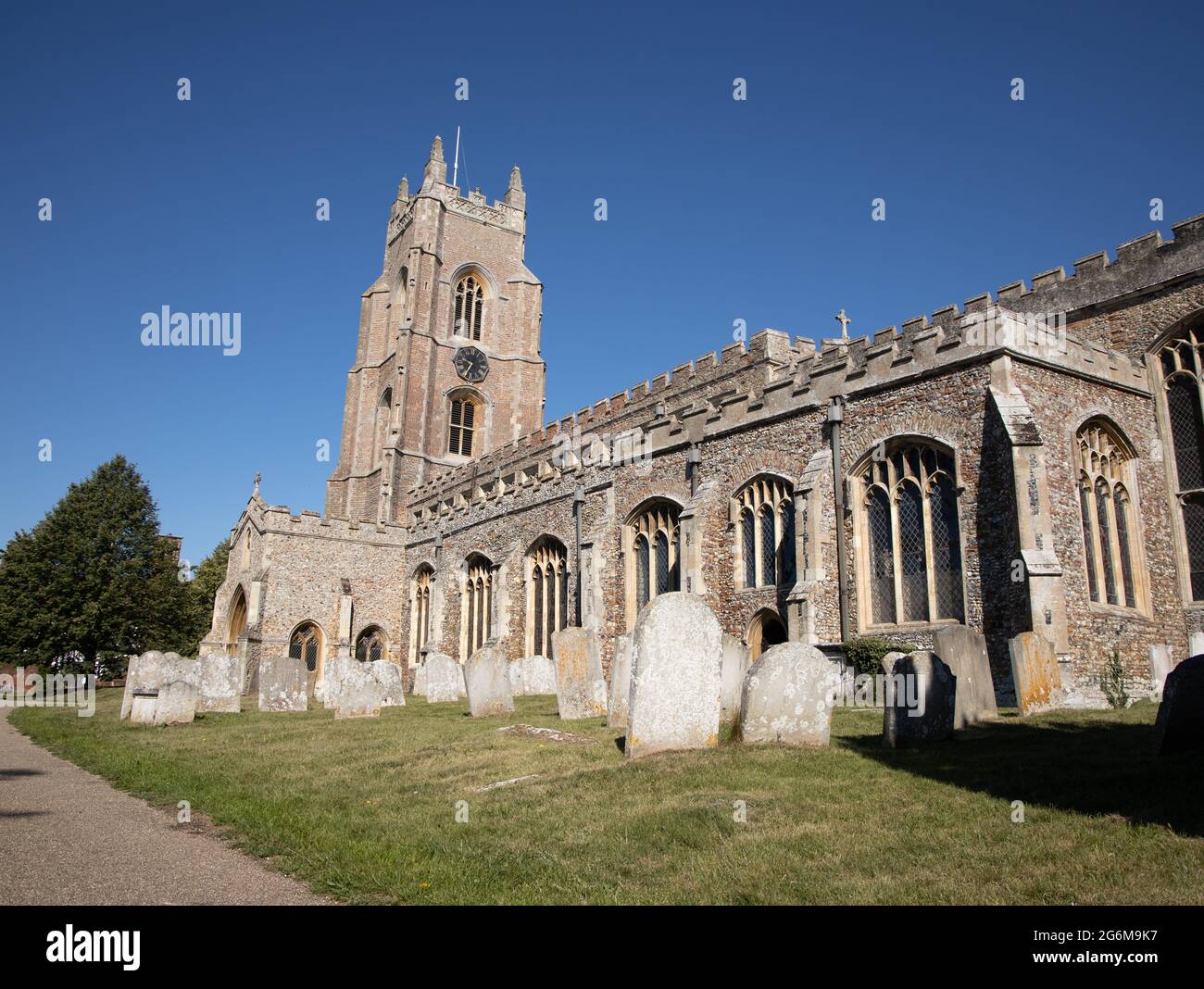 Die Kirche und der Friedhof von St. Mary the Virgin, Stoke von Nayland Suffolk England Stockfoto