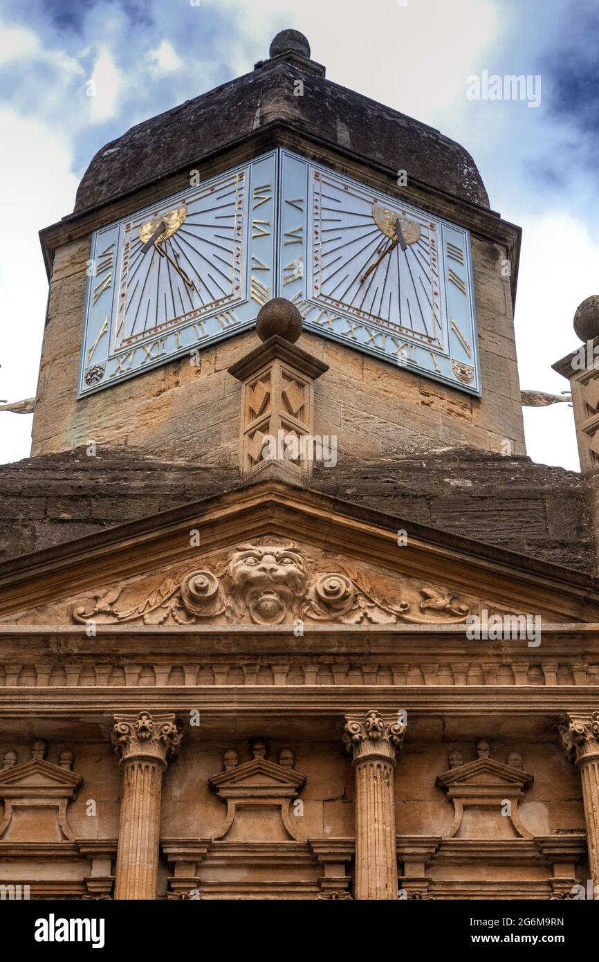 Sechsseitige vertikale Sonnenuhr am Gate of Honor am Caius Court Gonville und der Caius College Cambridge University in der Senate House Passage Cambridge. Der Stockfoto