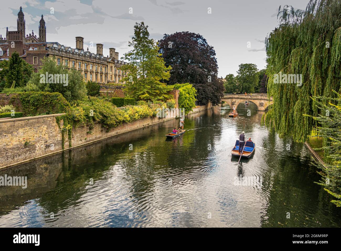 Punters auf dem River Cam mit Blick auf das Clare College auf dem Rücken in Cambridge, England Stockfoto