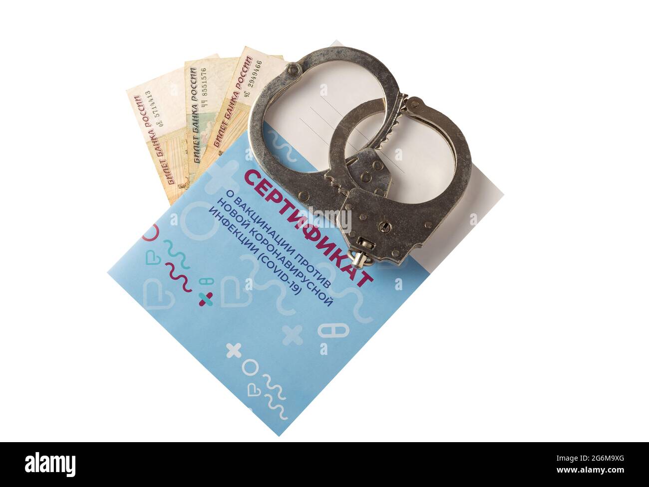 Impfpass, Handschellen und Geld. Strafrechtliche Haftung für den Verkauf der Bescheinigung. Inschrift auf Russisch: Impfpass Stockfoto