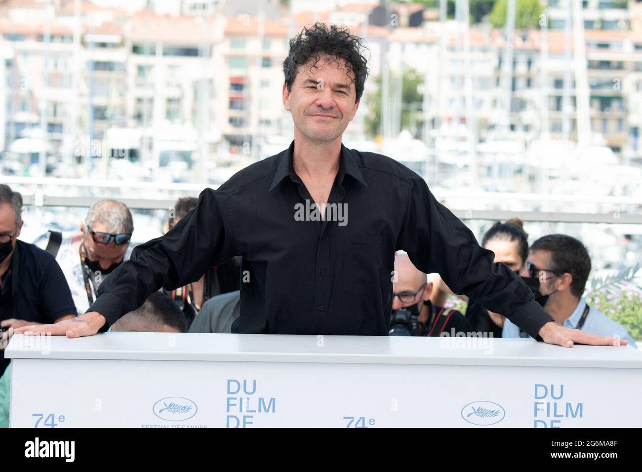 Regisseur Mark Cousins besucht die Filmgeschichte: Eine neue Generation beim 74. Jährlichen Filmfestival in Cannes am 07. Juli 2021 in Cannes, Frankreich. Foto von David Niviere/ABACAPRESS.COM Stockfoto
