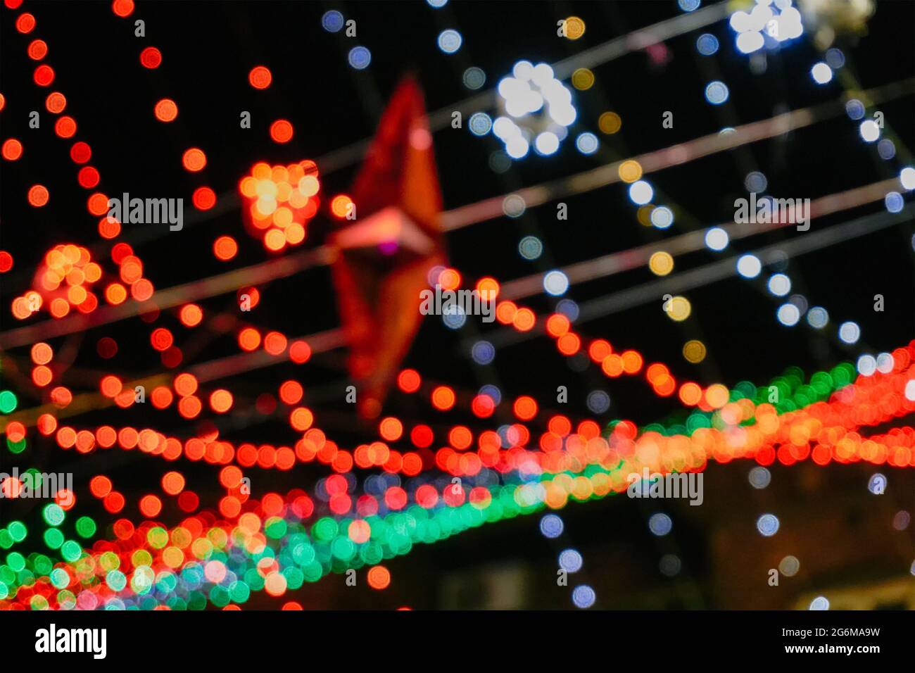 Verwackelte dekorative Lichter an der Decke – aufgenommen mit manueller Fokussierung in der Kamera. Zur Verwendung als Hintergrund und Copyspace. Stockfoto