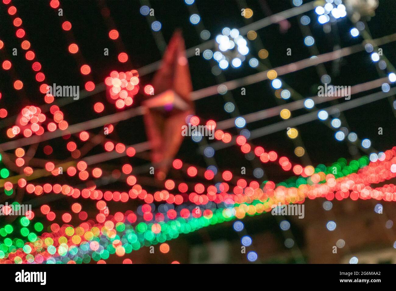 Verwackelte dekorative Lichter an der Decke – aufgenommen mit manueller Fokussierung in der Kamera. Zur Verwendung als Hintergrund und Copyspace. Stockfoto