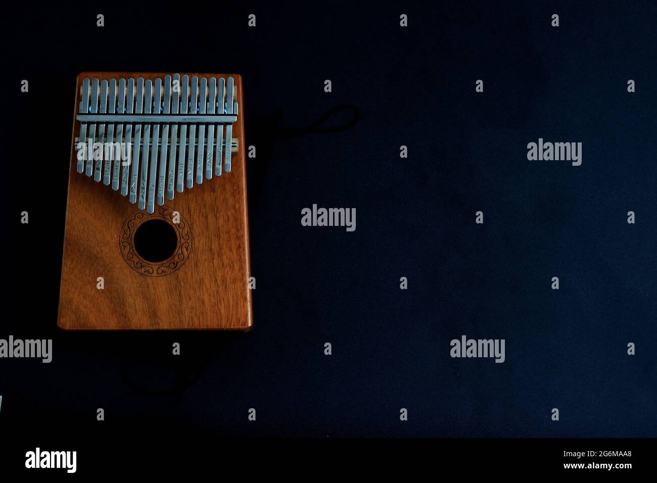 Kalimba, ein akustisches Musikinstrument aus afrika und sein Softcover auf Black Background mit Negativ- oder Kopierraum Stockfoto