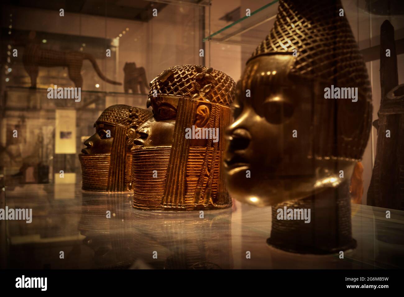 British Museum-The Benin Bronzes Photograph by Brian Harris 2021-07 Benin Bronze Heads at the British Museum, London, England. L-R: Messingkopf eines O Stockfoto