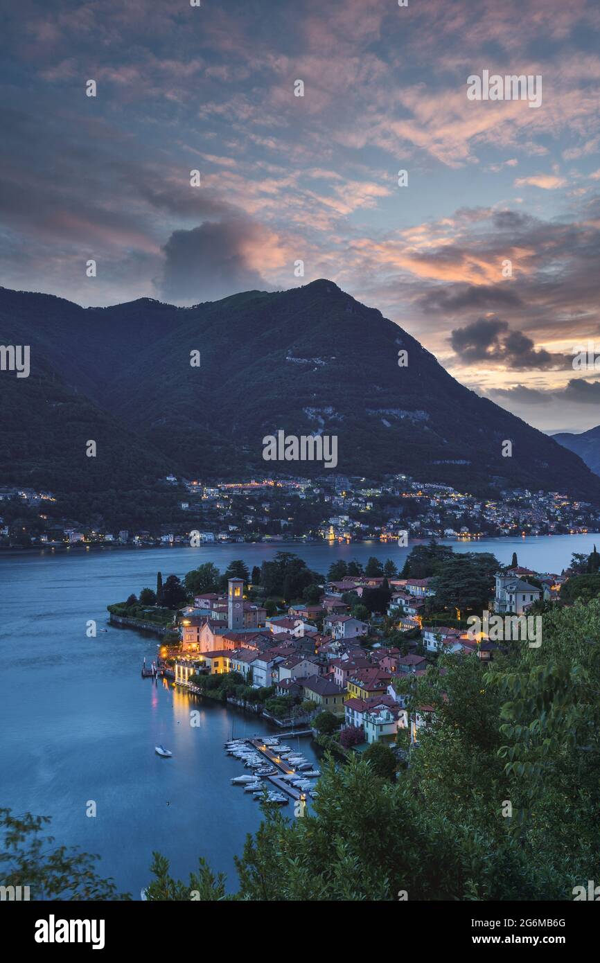 Hoher Aussichtspunkt von Torno und Comer See in Italien an einem schönen Sommertag bei Sonnenuntergang Stockfoto