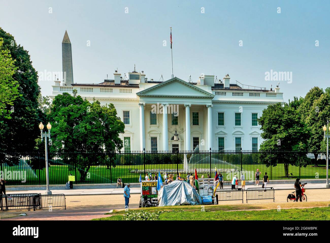 Pfad und Blumenrand im Lafayette Park mit dem Weißen Haus und dem Washington Monument im Hintergrund. Stockfoto