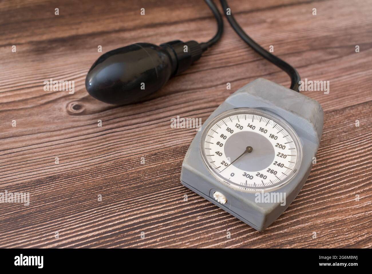 Altes analoges Tanometer, medizinisches Gerät zur Druckmessung bei einer Person zu Hause oder in einer Klinik Stockfoto