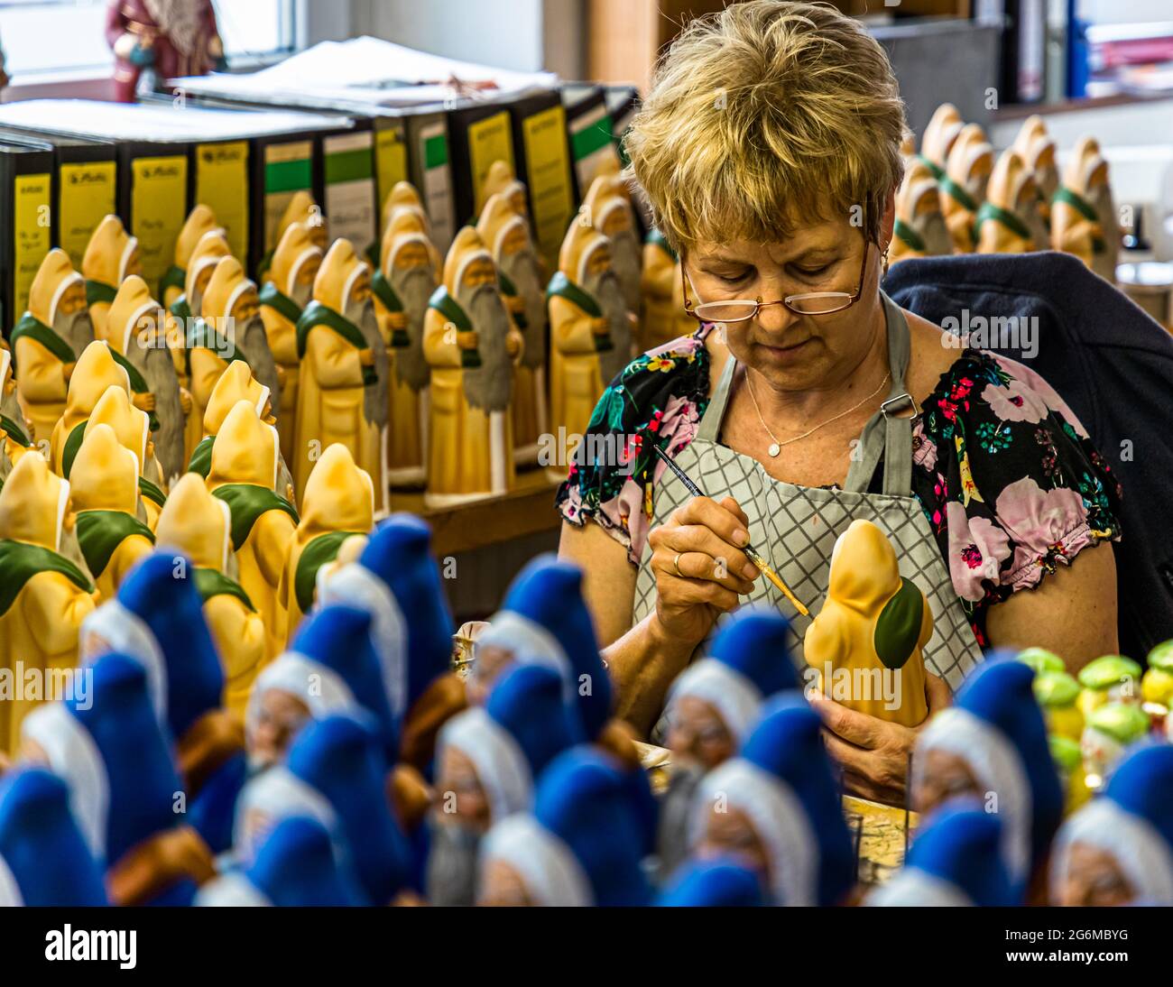 Die von Richard Mahr gegründete Marolin Manufaktur stellt in Steinach fein detaillierte Papier-Mache-Figuren her Stockfoto