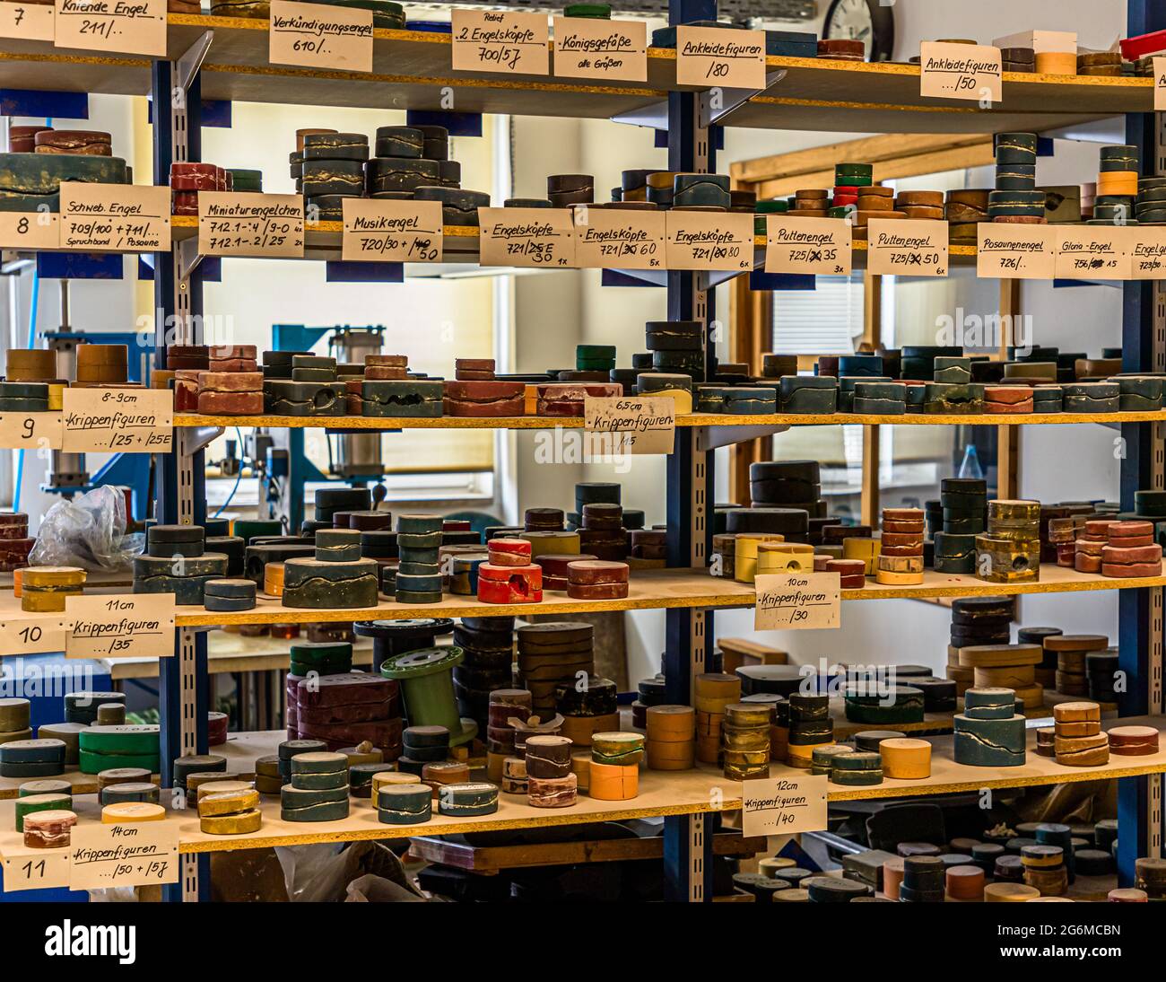 Die von Richard Mahr gegründete Marolin Manufaktur stellt in Steinach fein detaillierte Papier-Mache-Figuren her Stockfoto
