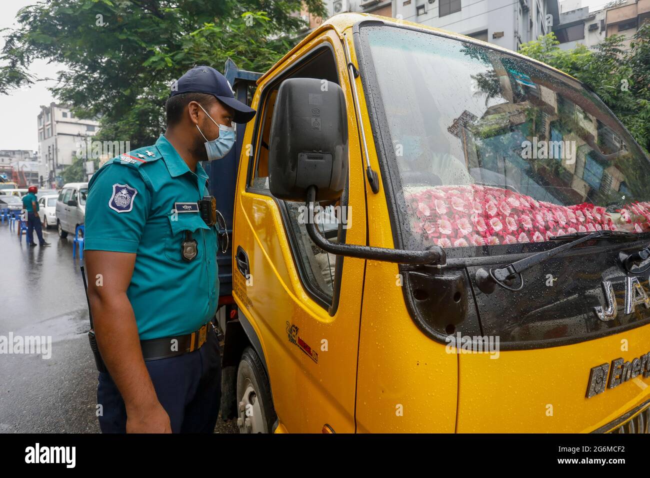 Während der landesweiten, strengen Sperre zur Eindämmung der Coronavirus-Pandemie in Dhaka, Bangladesch, 7. Juli 2021, beschränken Polizeikräfte die Bewegung der Menschen. Stockfoto