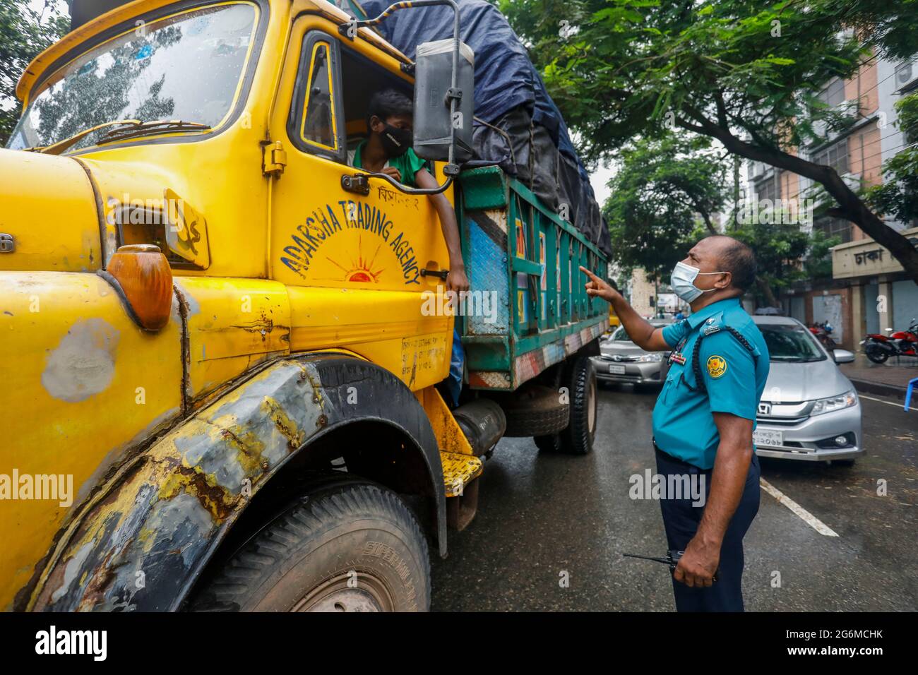 Während der landesweiten, strengen Sperre zur Eindämmung der Coronavirus-Pandemie in Dhaka, Bangladesch, 7. Juli 2021, beschränken Polizeikräfte die Bewegung der Menschen. Stockfoto