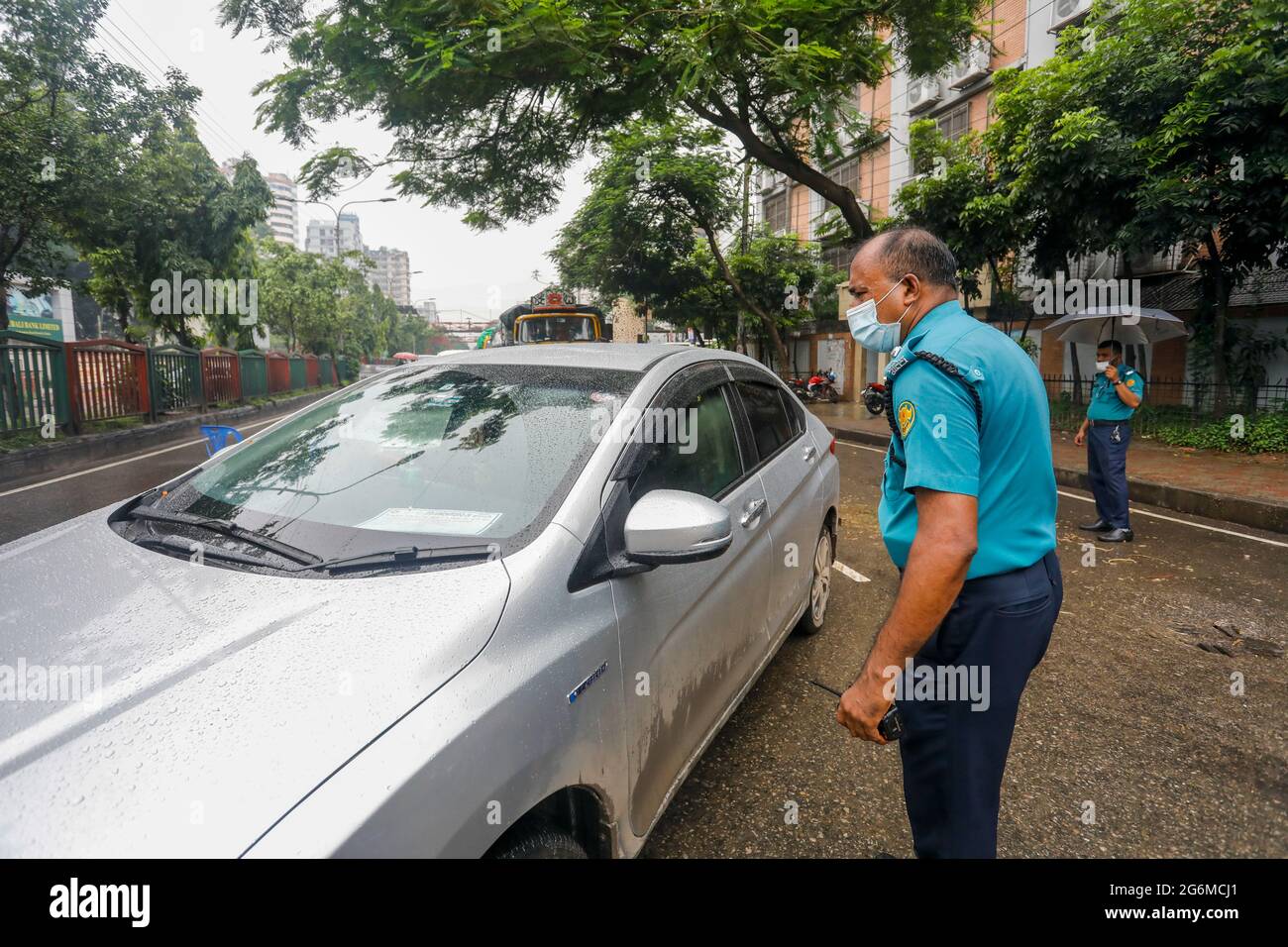 Während der landesweiten, strengen Sperre zur Eindämmung der Coronavirus-Pandemie in Dhaka, Bangladesch, 7. Juli 2021, beschränken Polizeikräfte die Bewegung der Menschen. Stockfoto