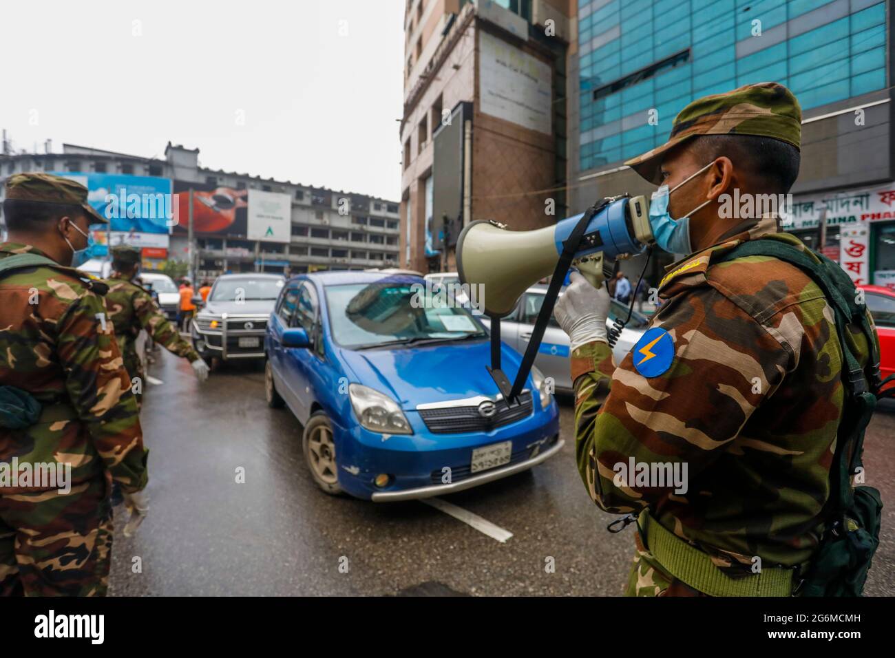Während der landesweiten strengen Sperre zur Eindämmung der Coronavirus-Pandemie in Dhaka, Bangladesch, 7. Juli 2021, beschränken Armeemitarbeiter die Bewegung der Menschen. Stockfoto