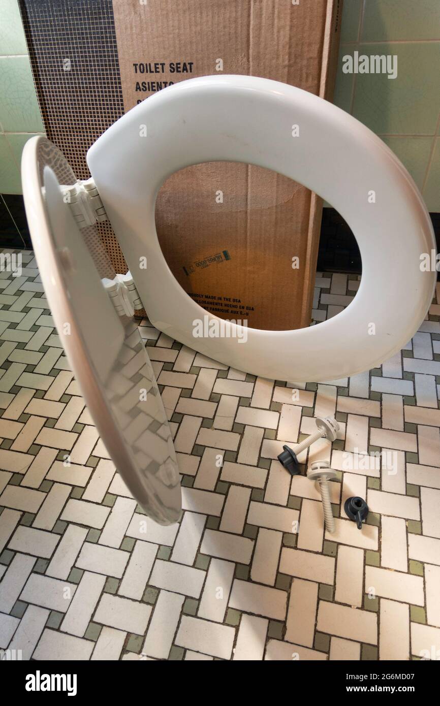 Neues Toilettensitz-Kit erwartet Installation in einem Haushaltsbad, USA Stockfoto