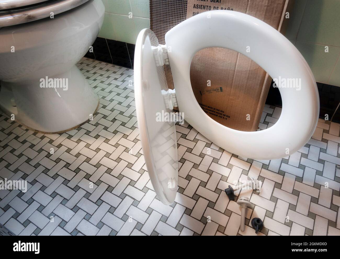 Neues Toilettensitz-Kit erwartet Installation in einem Haushaltsbad, USA Stockfoto