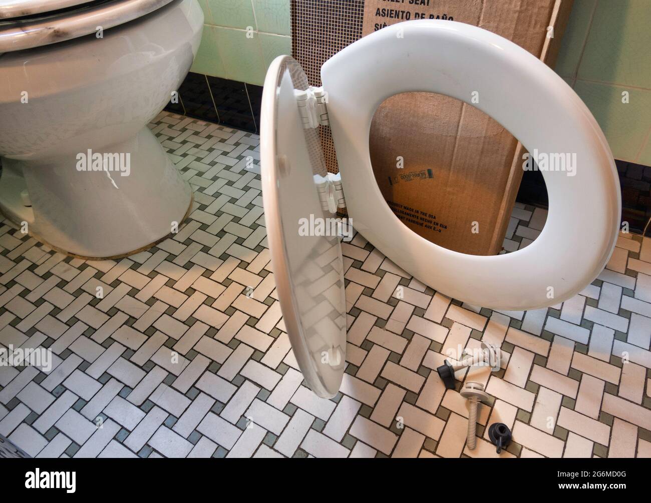 Neues Toilettensitz-Kit erwartet Installation in einem Haushaltsbad, USA Stockfoto