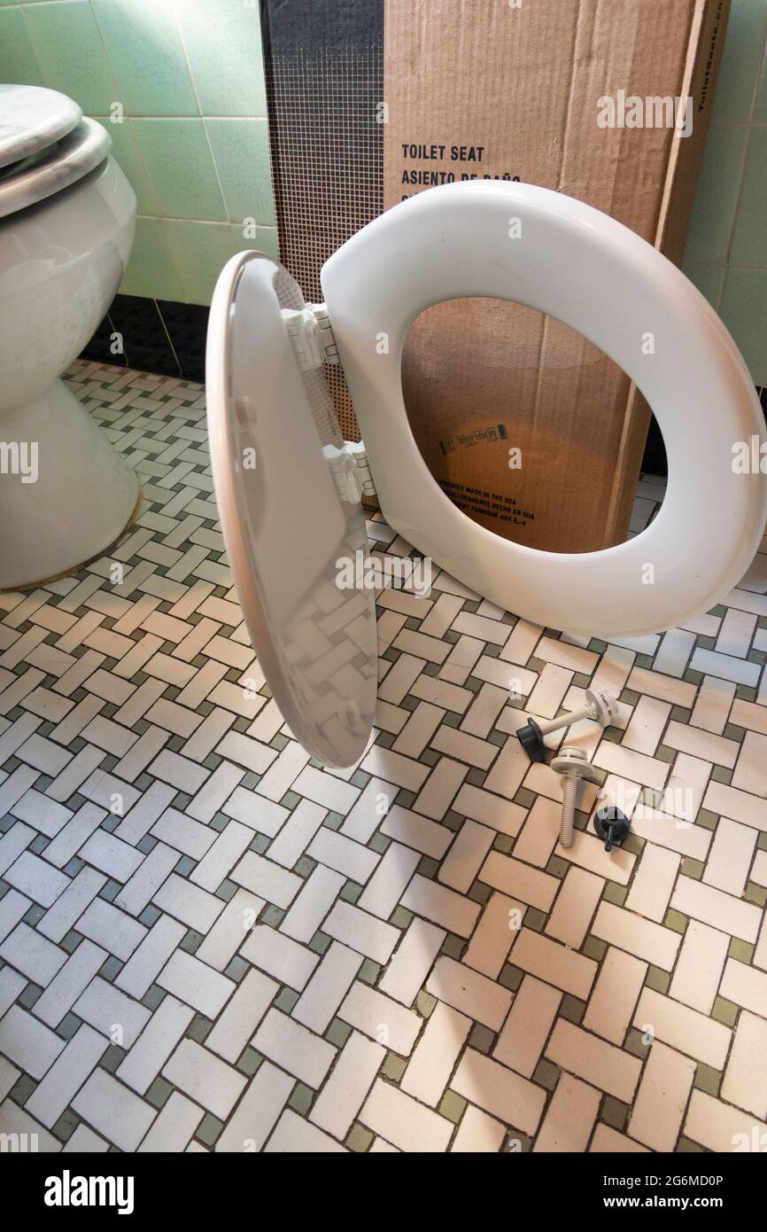 Neues Toilettensitz-Kit erwartet Installation in einem Haushaltsbad, USA Stockfoto