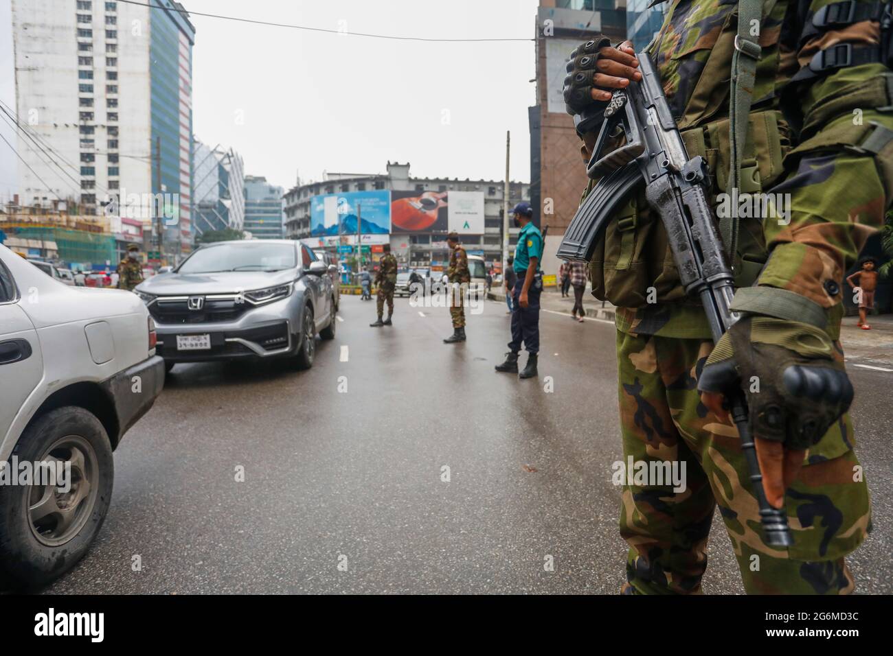 Während der landesweiten strengen Sperre zur Eindämmung der Coronavirus-Pandemie in Dhaka, Bangladesch, 7. Juli 2021, beschränken Armeemitarbeiter die Bewegung der Menschen. Stockfoto