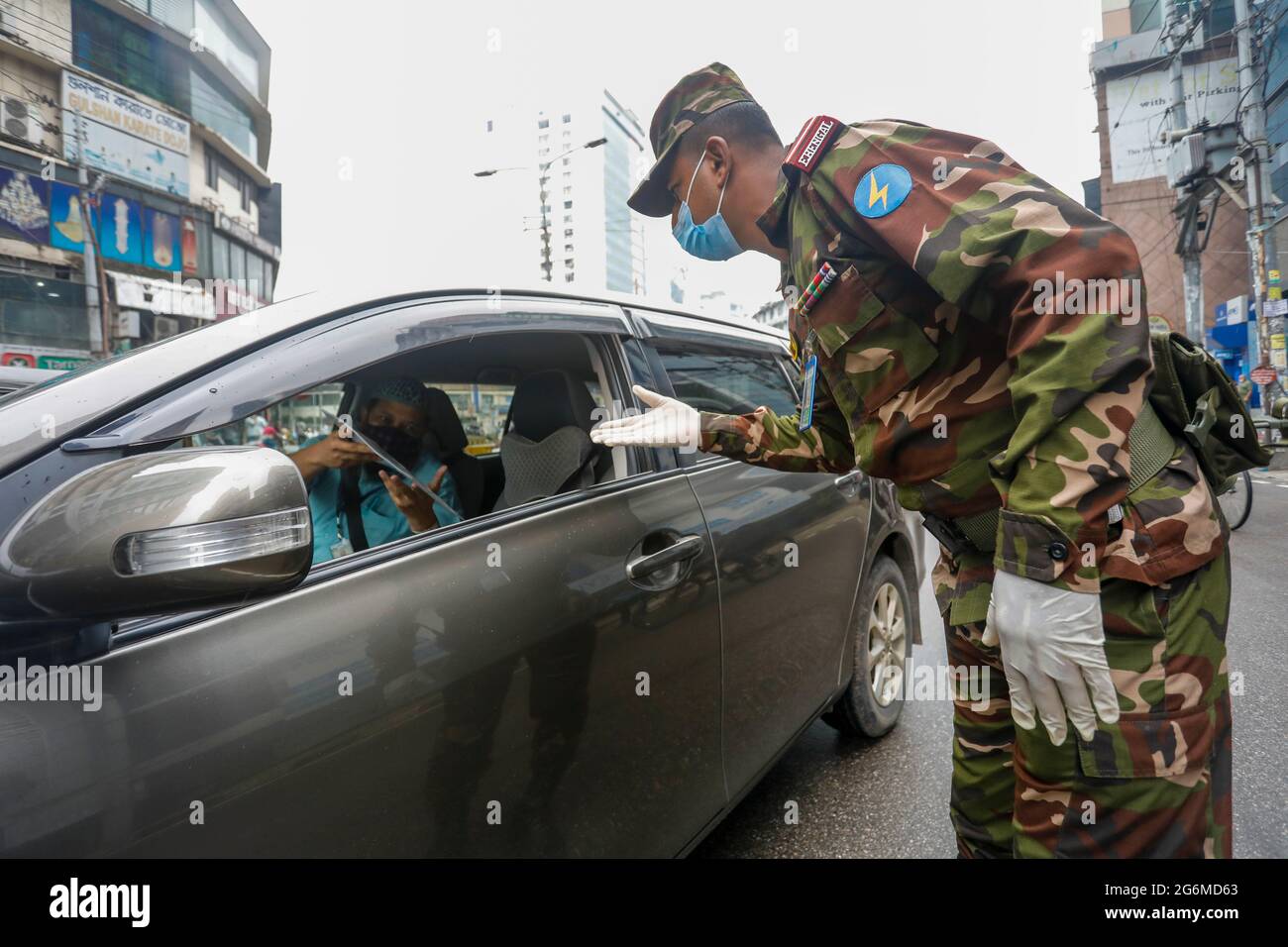 Während der landesweiten strengen Sperre zur Eindämmung der Coronavirus-Pandemie in Dhaka, Bangladesch, 7. Juli 2021, beschränken Armeemitarbeiter die Bewegung der Menschen. Stockfoto