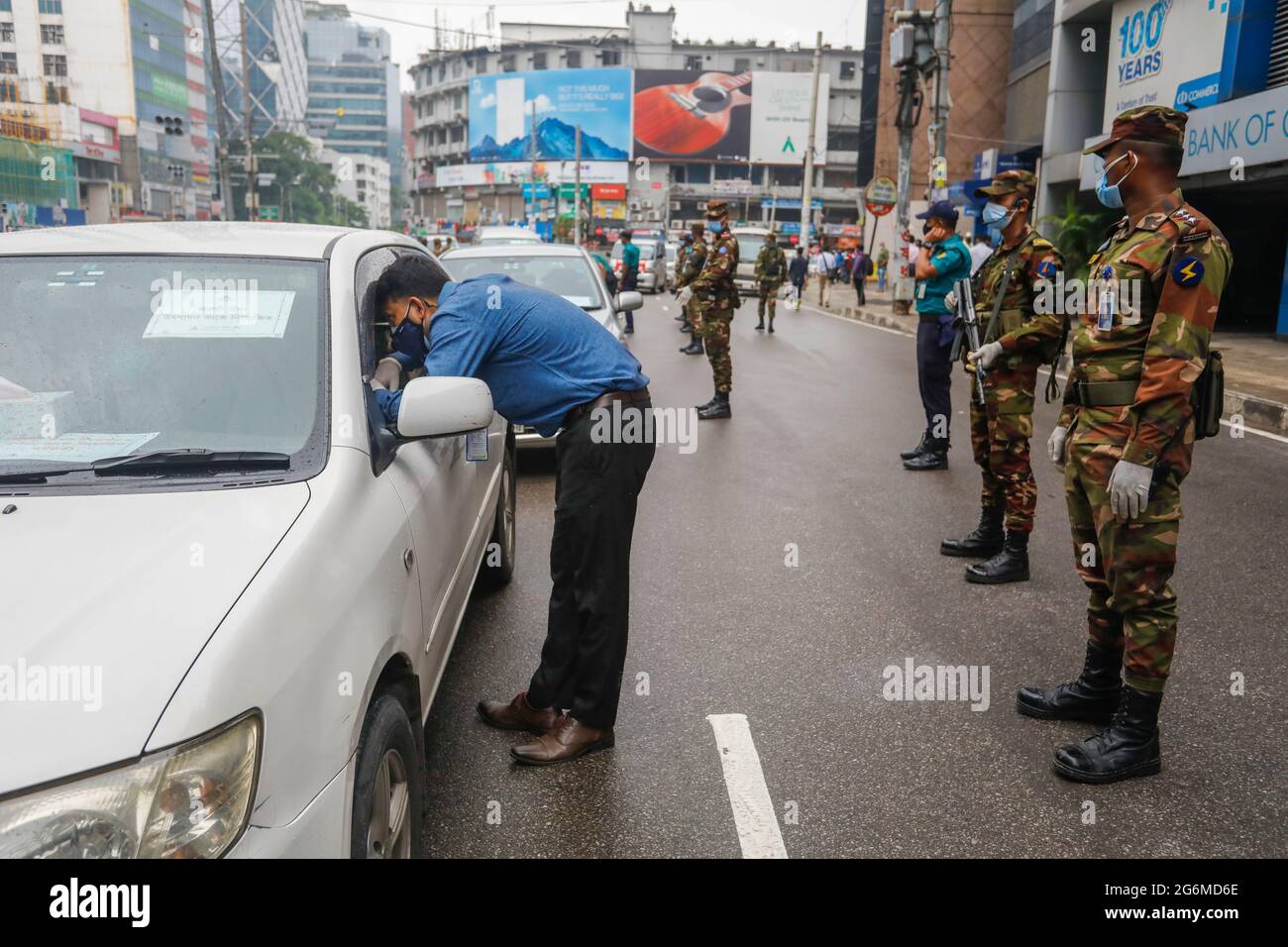 Während der landesweiten strengen Sperre zur Eindämmung der Coronavirus-Pandemie in Dhaka, Bangladesch, 7. Juli 2021, beschränken Armeemitarbeiter die Bewegung der Menschen. Stockfoto