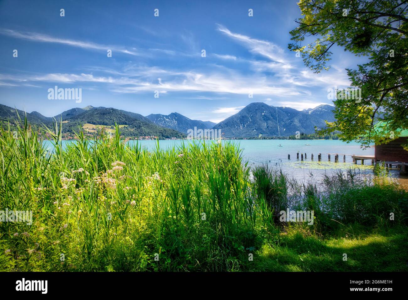DE - BAYERN: Tegernsee bei Bad Wiessee mit Wallberg im Hintergrund (HDR-Fotografie) Stockfoto