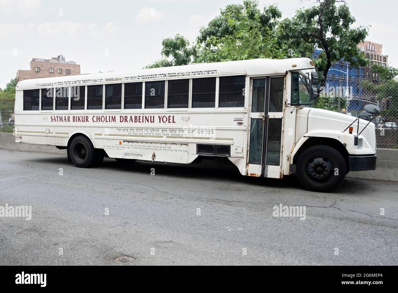 Ein Bus, der von Freiwilligen der Satmar Hasidic Gruppe benutzt wird, um Essen und Besucher in Krankenhäuser zu transportieren. In Williamsburg, Brooklyn, New York City. Stockfoto