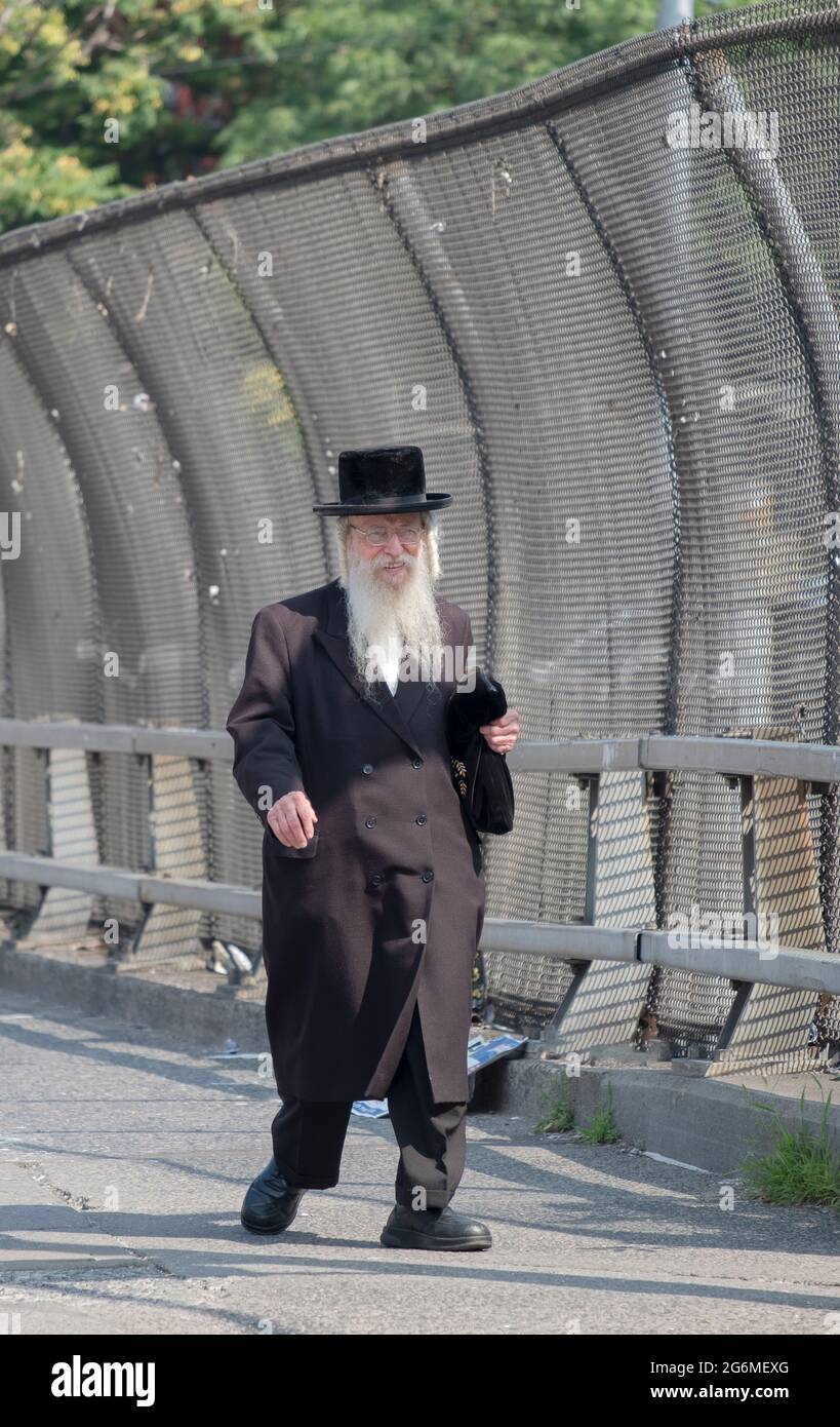 Ein älterer orthodoxer Jude geht von den Morgendiensten auf der Lee Ave auf der Überführung des Brooklyn, Queens Expressway, nach Hause. In Williamsburg, Brooklyn Stockfoto