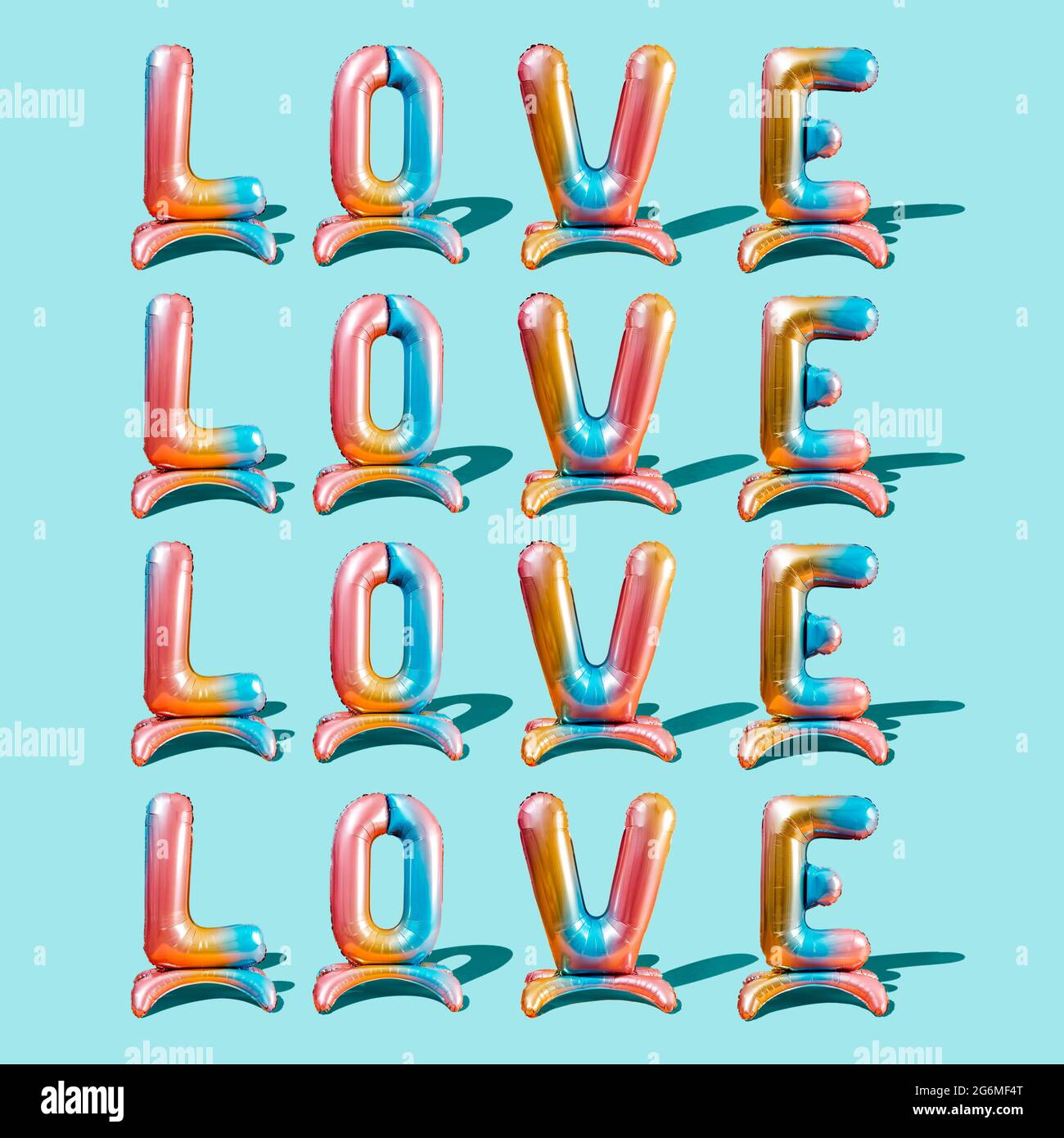 Das Wort Liebe geschrieben mit vier bunten Buchstabenballons, viermal auf blauem Hintergrund wiederholt Stockfoto