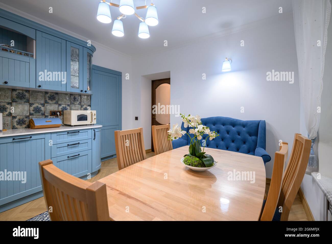 Moderne, klassische, luxuriöse Küche und Esszimmer Stockfoto
