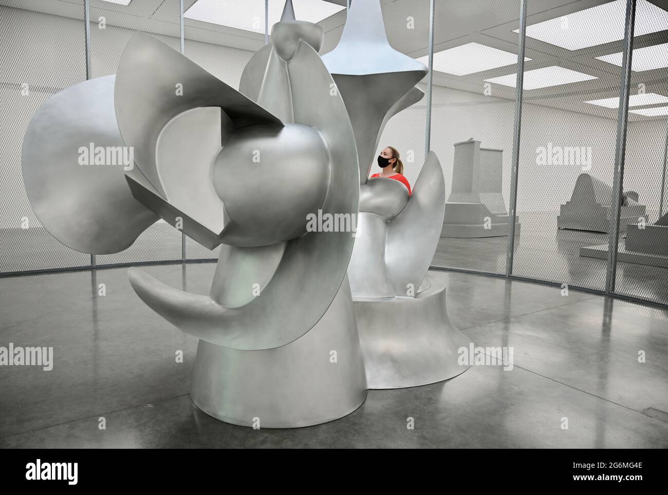 London, Großbritannien. 07/06/2021, EIN Mitarbeiter sieht 'Vanguard' 2021 von Liu Wei. Die Ausstellung mit dem Titel 'Nudita' ist die bisher größte Ausstellung des in Peking lebenden Künstlers und zeigt eine neue großformatige Installation, Skulpturen und Gemälde, die als Reaktion auf die Pandemie entstanden sind.die Ausstellung läuft vom 9. Juli bis zum 5. September 2021. White Cube Bermondsey. Stockfoto