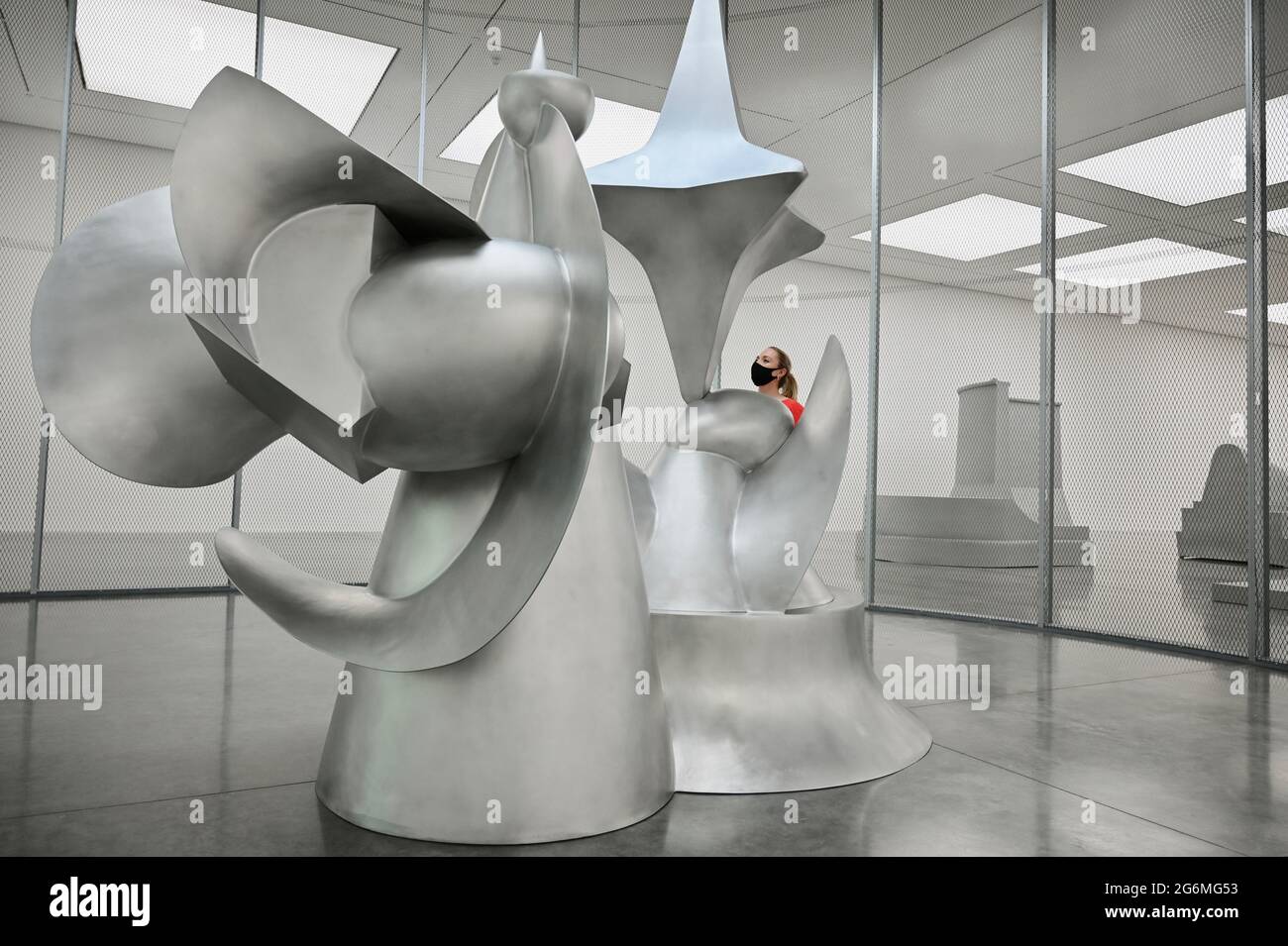 London, Großbritannien. 07/06/2021, EIN Mitarbeiter sieht 'Vanguard' 2021 von Liu Wei. Die Ausstellung mit dem Titel 'Nudita' ist die bisher größte Ausstellung des in Peking lebenden Künstlers und zeigt eine neue großformatige Installation, Skulpturen und Gemälde, die als Reaktion auf die Pandemie entstanden sind.die Ausstellung läuft vom 9. Juli bis zum 5. September 2021. White Cube Bermondsey. Stockfoto