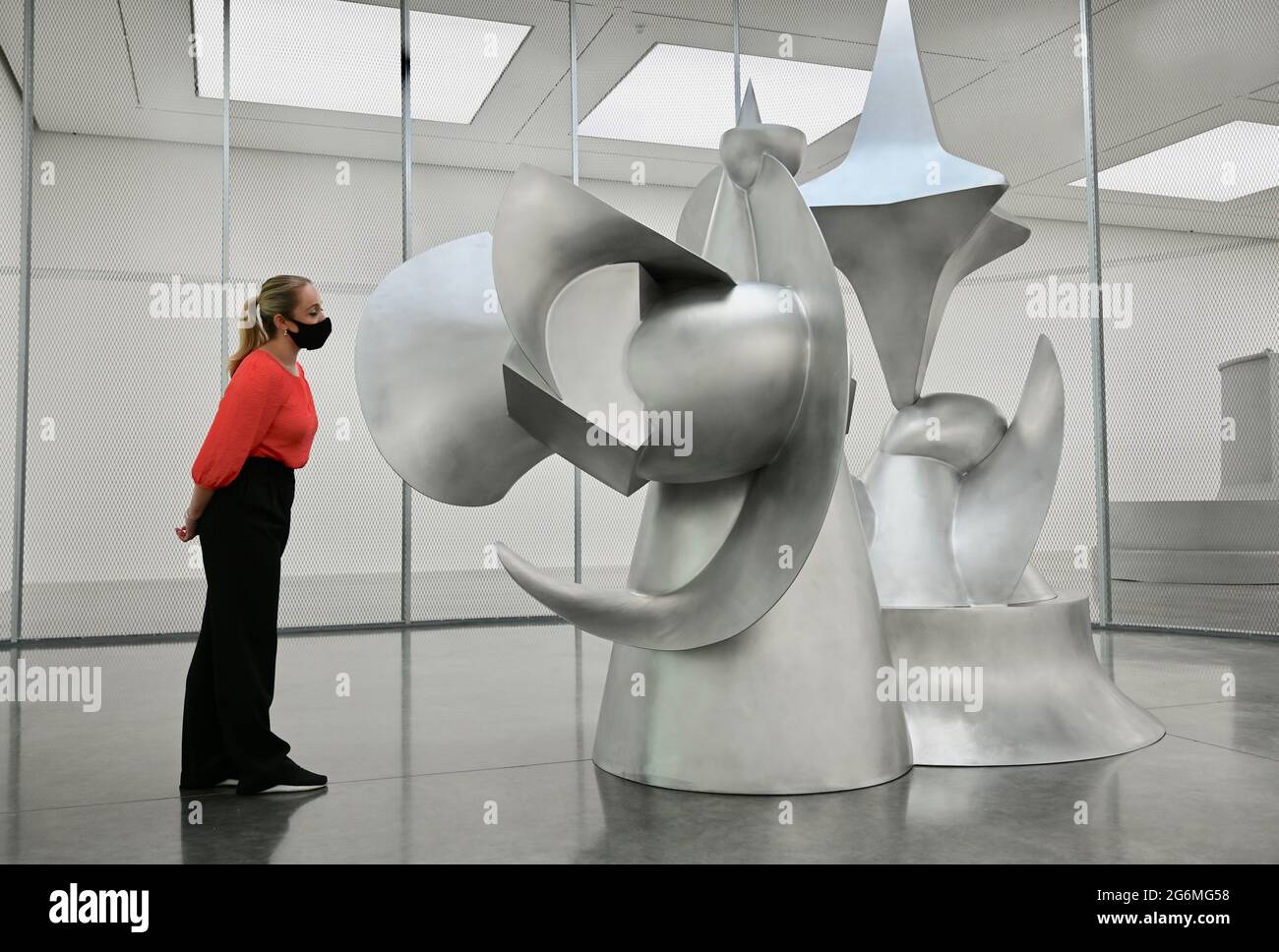 London, Großbritannien. 07/06/2021, EIN Mitarbeiter sieht 'Vanguard' 2021 von Liu Wei. Die Ausstellung mit dem Titel 'Nudita' ist die bisher größte Ausstellung des in Peking lebenden Künstlers und zeigt eine neue großformatige Installation, Skulpturen und Gemälde, die als Reaktion auf die Pandemie entstanden sind.die Ausstellung läuft vom 9. Juli bis zum 5. September 2021. White Cube Bermondsey. Stockfoto