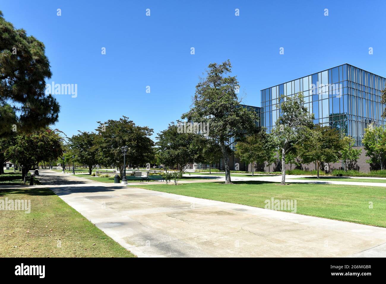 WESTMINSTER, KALIFORNIEN - 5. JULI 2021: Das Civic Center Commons, eine städtische Oase mitten in den Regierungs- und Dienstleistungsgebäuden der Stadt. Stockfoto
