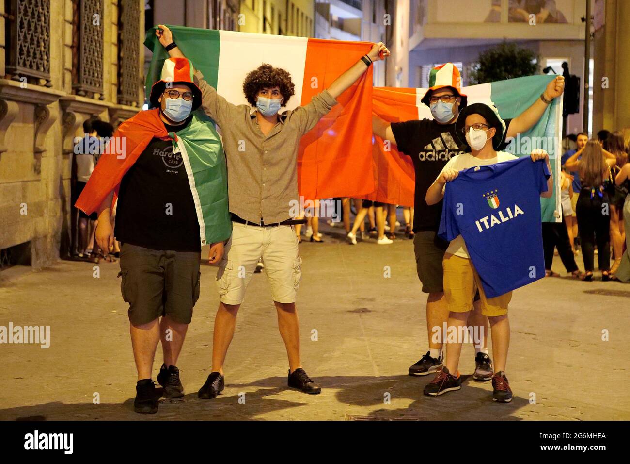 Italien, Region Toskana, Arezzo, 7. Juli 2021 : UEFA EURO 2020 - Italien gewinnt im Halbfinalspiel gegen die spanische Mannschaft. Italienische Fans feiern den Sieg auf der Straße. Foto © Daiano Cristini/Sintesi/Alamy Live News Stockfoto