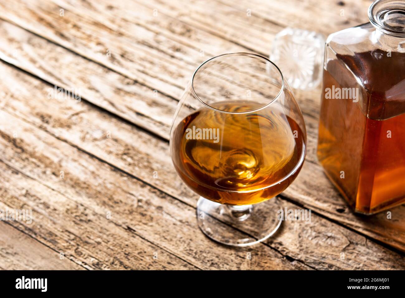 Cognac-Drink auf Holztisch Stockfoto