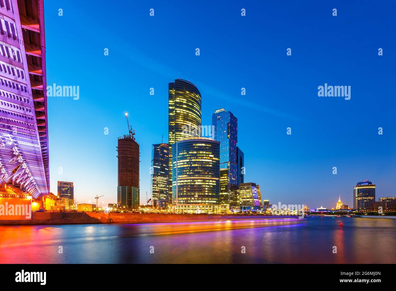 Wolkenkratzer von Moskau City bei Nacht Stockfoto