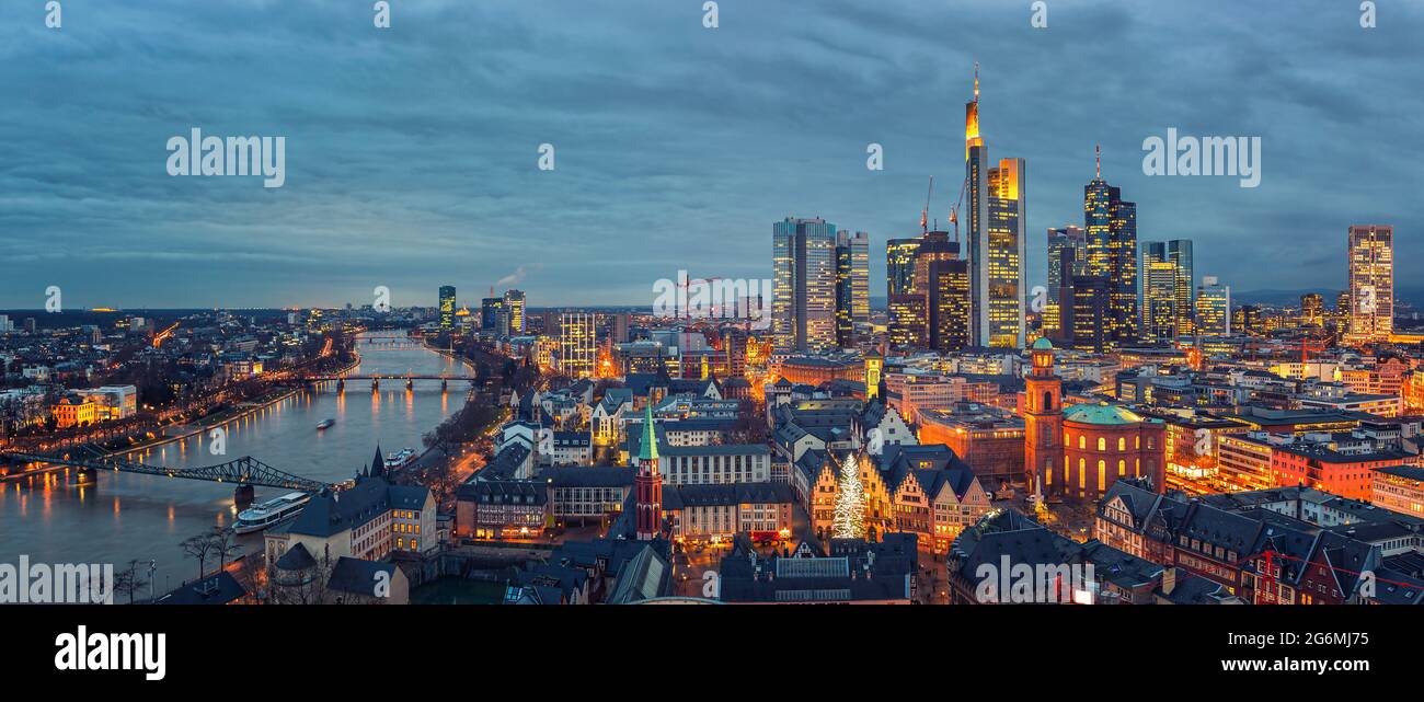 Panoramablick auf Frankfurt am Main bei Dämmerung, Deutschland Stockfoto