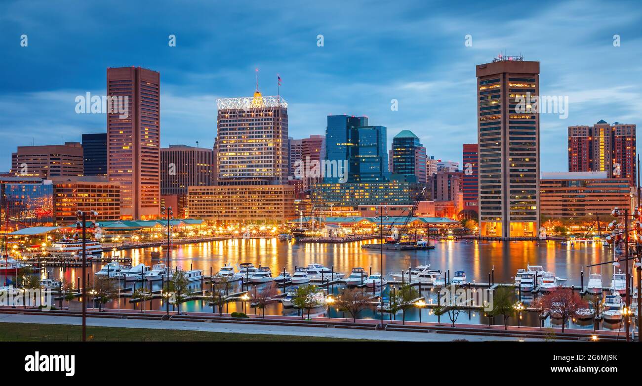 Blick auf die Skyline von Baltimore und den Binnenhafen vom Federal Hill in der Abenddämmerung, Maryland Stockfoto