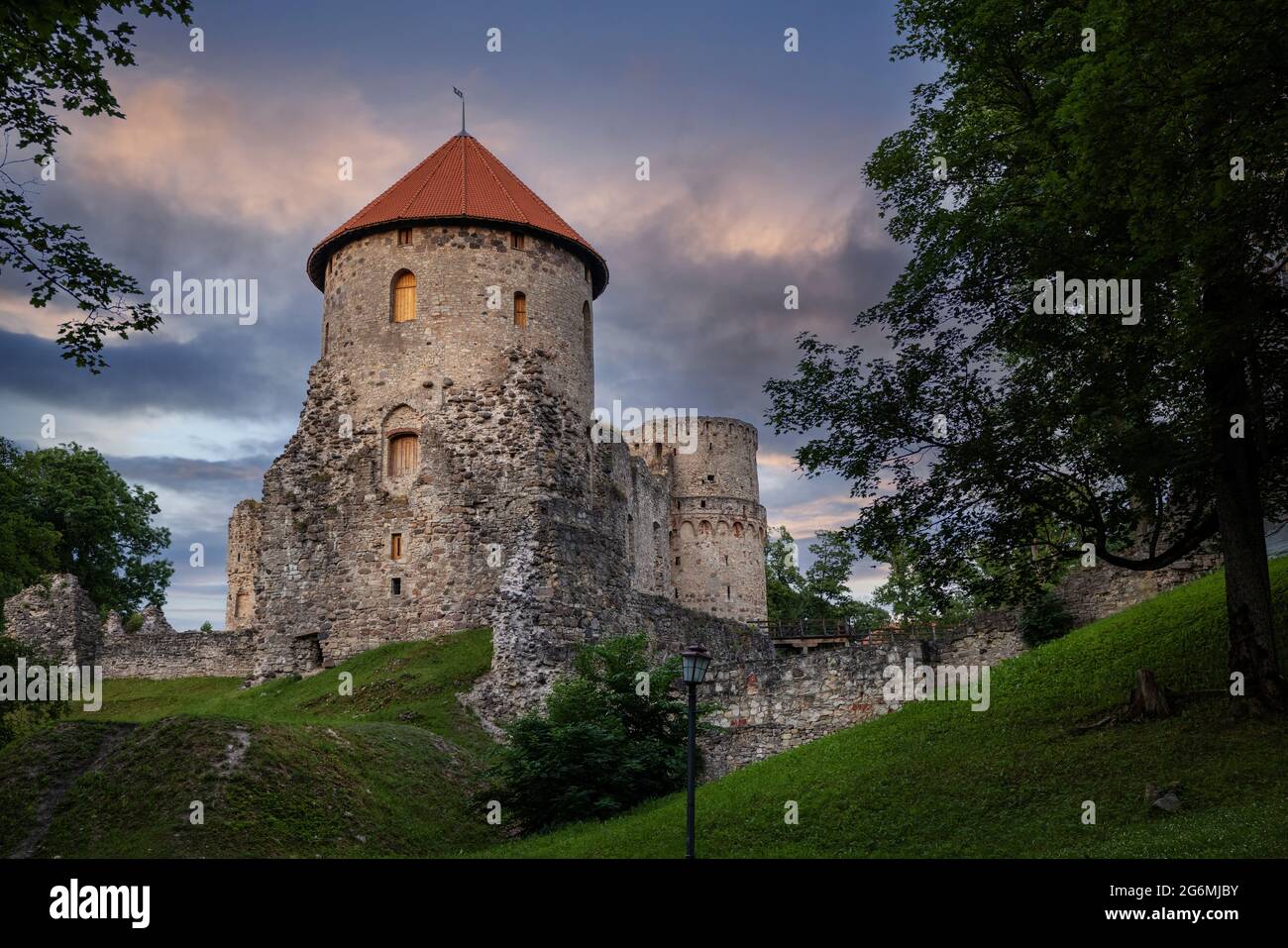 Cesis mittelalterliche Burg bei Sonnenuntergang. Lettland Stockfoto