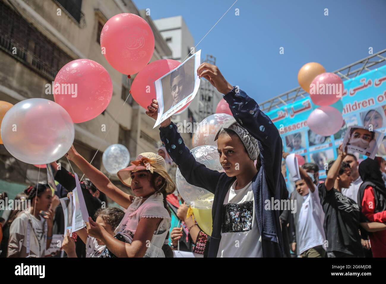 Gaza, Palästina. Juli 2021. Palästinensische Kinder lassen Ballons als Botschaft an die internationale Gemeinschaft frei. In der al-wahda-Straße in Gaza-Stadt fügten Kinder Botschaften in Ballons ein und ließen sie in die Luft, damit sie „der Welt“ und der internationalen Gemeinschaft, die den Wiederaufbau des Gazastreifens, das Ende der Belagerung und ein sicheres und würdiges Leben im Gazastreifen forderte, „die Welt“ und „die Welt“ schützen können. (Foto von Ahmed Zakot/SOPA Images/Sipa USA) Quelle: SIPA USA/Alamy Live News Stockfoto