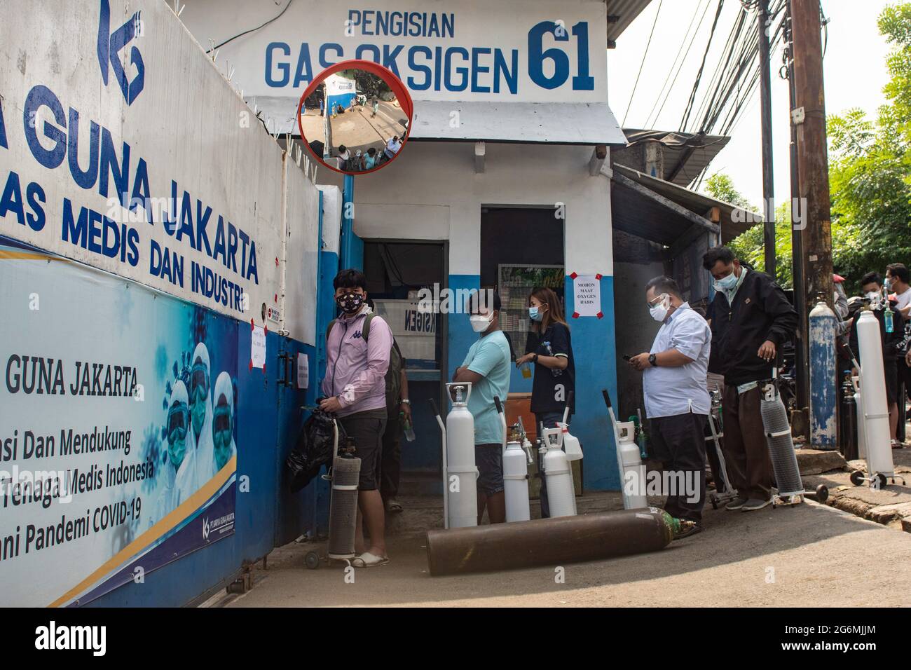 Jakarta, Indonesien. Juli 2021. Verwandte von Covid-19-Patienten warten vor einem Sauerstofffüllzentrum, um ihre leeren Flaschen aufzufüllen, da die Nachfrage nach dem Gas aufgrund der Spitzen bei Coronavirus-Fällen steigt. Der Anstieg der schrecklichen Coronavirus-Fälle hat in Indonesien zu Sauerstoffmangel geführt, wie der Sauerstofflieferant am Dienstag mitteilte. (Foto von Agung Fatma Putra/SOPA Images/Sipa USA) Quelle: SIPA USA/Alamy Live News Stockfoto