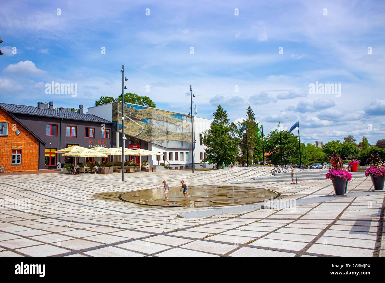 Rapla, Raplamaa, Estland-06JUL2021-Stadtplatz von Rapla in Estland an sonnigen Sommertagen. Kinder, die Spaß haben und im Brunnen spazieren gehen. Stockfoto