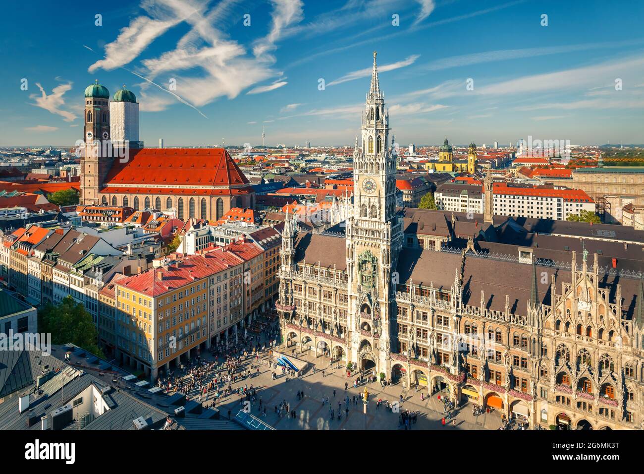 Luftaufnahme von München: Neue Rathaus und Frauenkirche Stockfoto