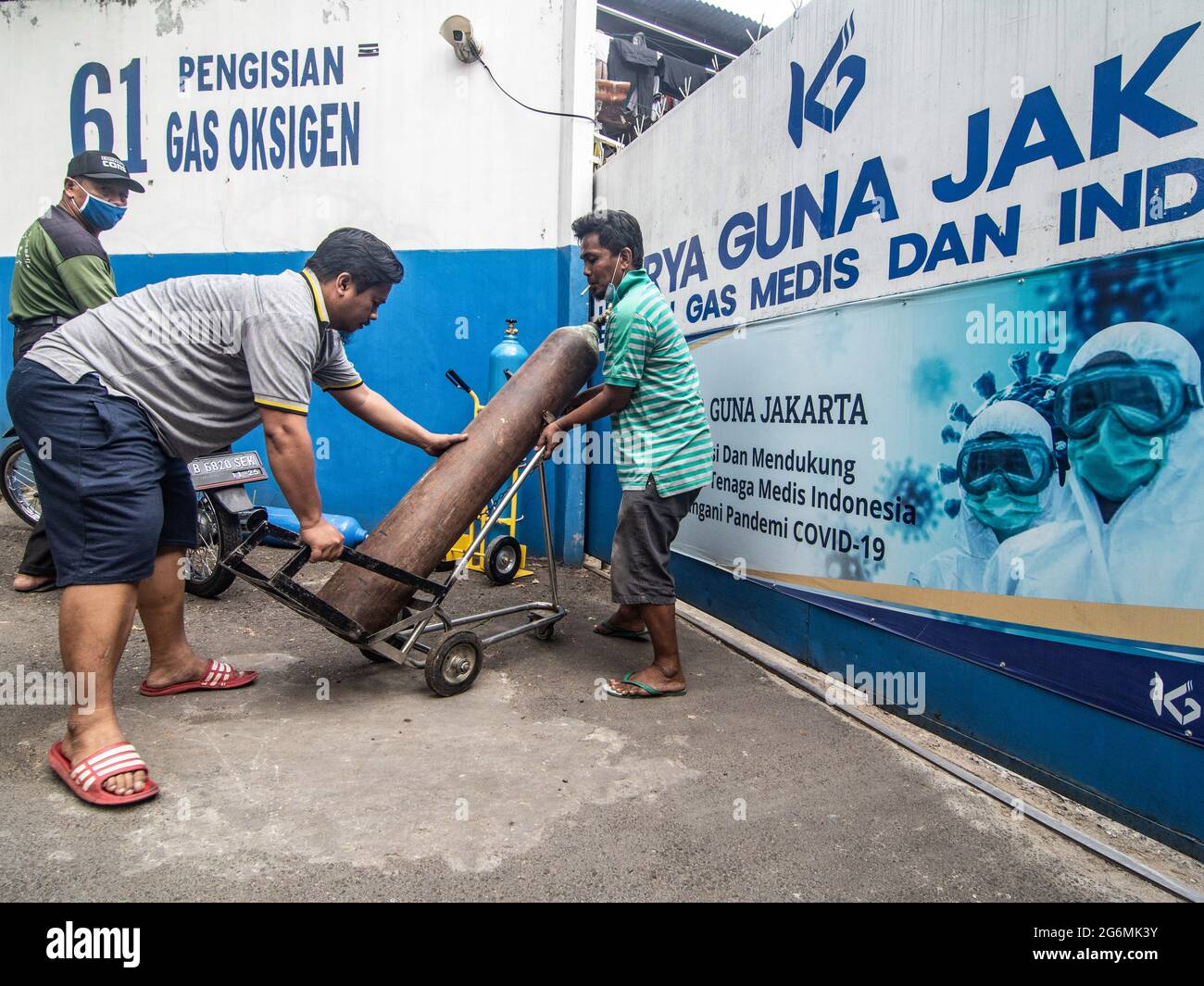 Jakarta, Indonesien. Juli 2021. Verwandte von Covid-19-Patienten warten vor einem Sauerstofffüllzentrum, um ihre leeren Flaschen aufzufüllen, da die Nachfrage nach dem Gas aufgrund der Spitzen bei Coronavirus-Fällen steigt. Der Anstieg der schrecklichen Coronavirus-Fälle hat in Indonesien zu Sauerstoffmangel geführt, wie der Sauerstofflieferant am Dienstag mitteilte. Kredit: SOPA Images Limited/Alamy Live Nachrichten Stockfoto