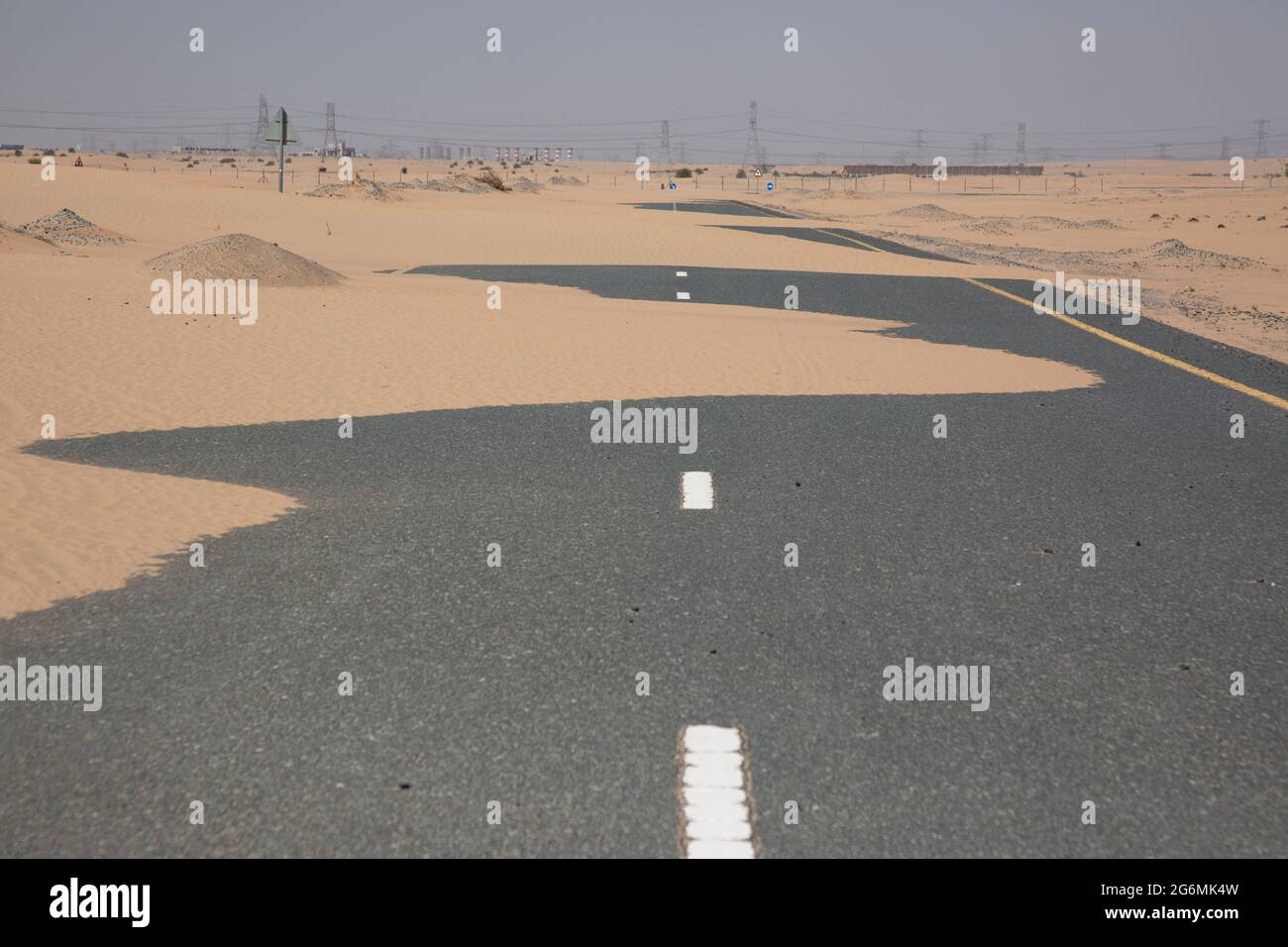 Sand bedeckt die Straße in Dubai, VAE. Stockfoto