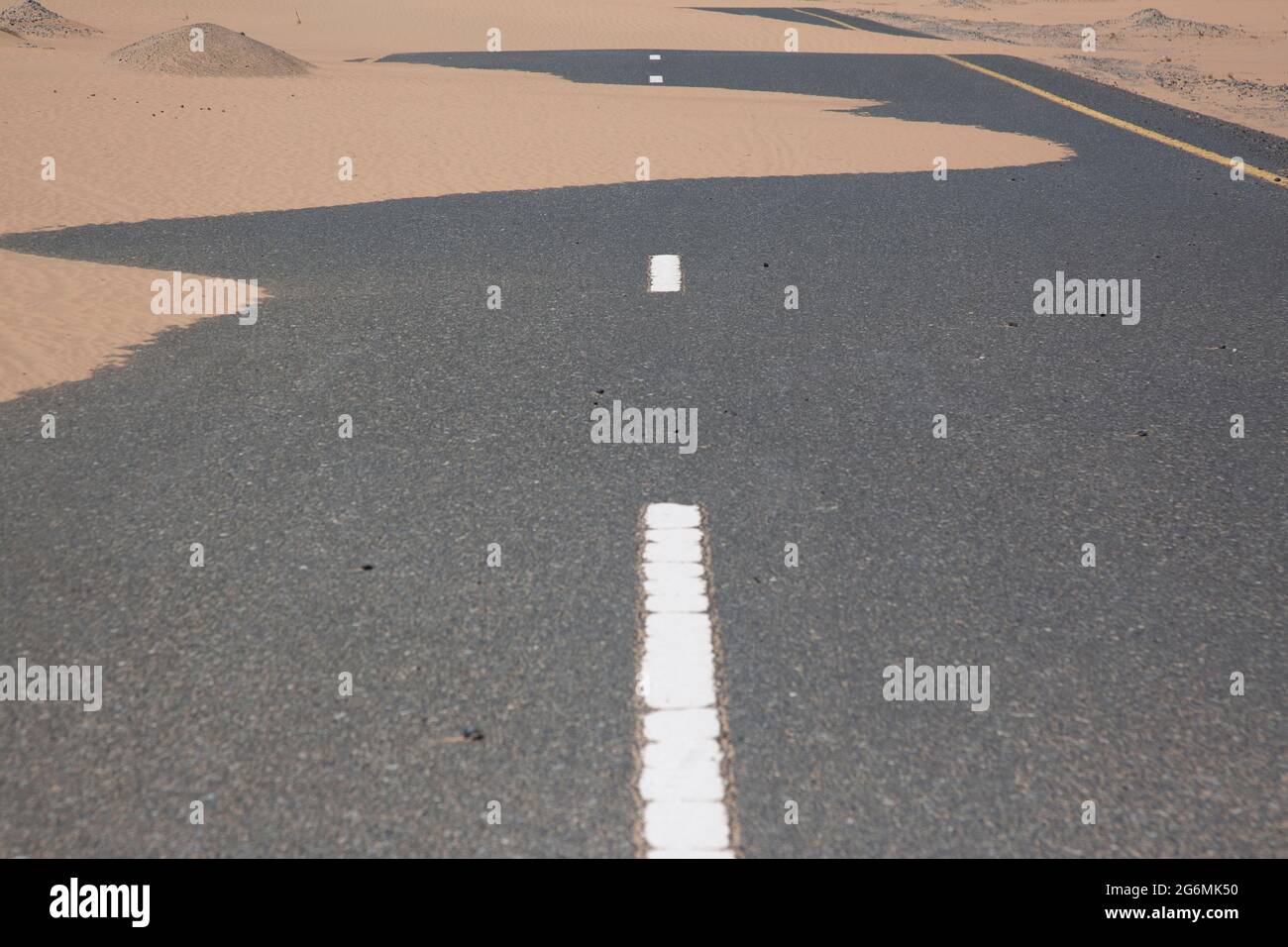 Sand bedeckt die Straße in Dubai, VAE. Stockfoto