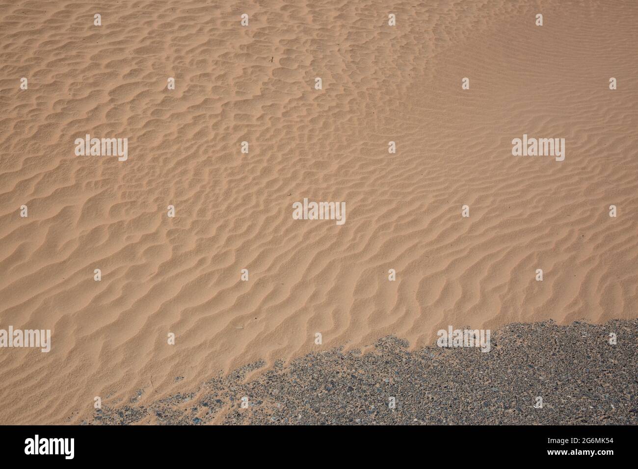 Sand bedeckt die Straße in Dubai, VAE. Stockfoto