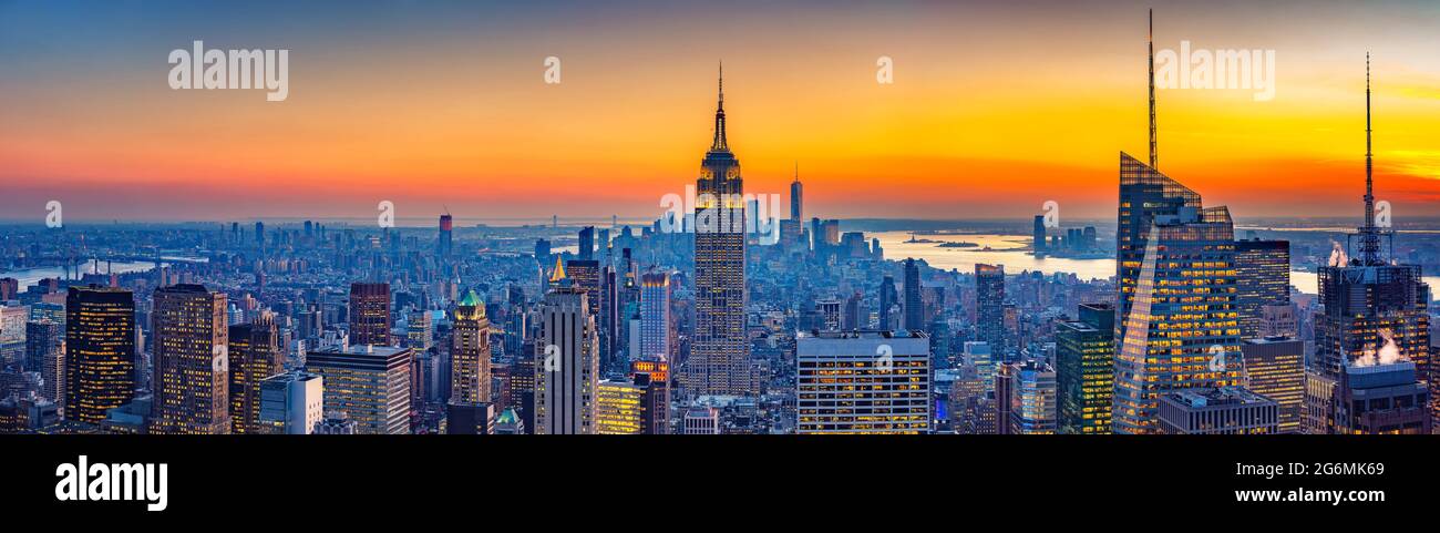 Luftaufnahme von New York City Manhattan bei Sonnenuntergang Stockfoto